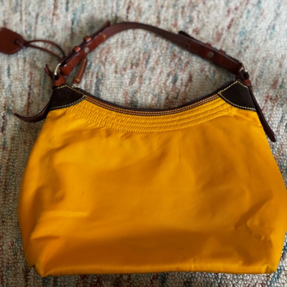 Dooney & Burke nylon mustard shoulder bag - Picture 3 of 7